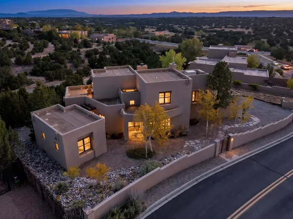 8 W Via Plaza Nueva, Santa Fe, NM 87507