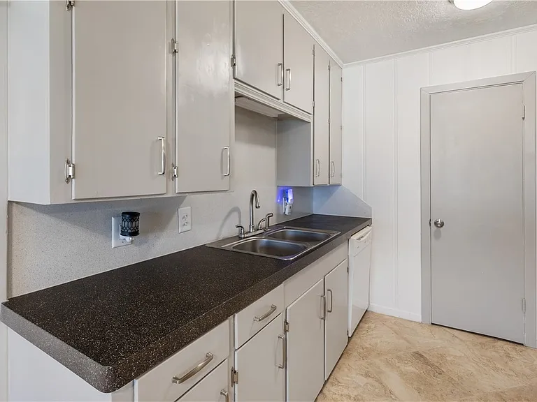 209 Helena St — Photo 10