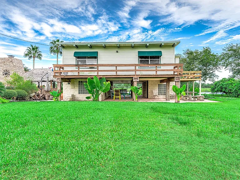 325 Palm Dr — Photo 1