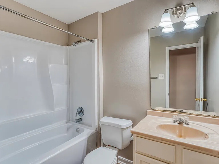 13118 Kingston Point Ln — Photo 15