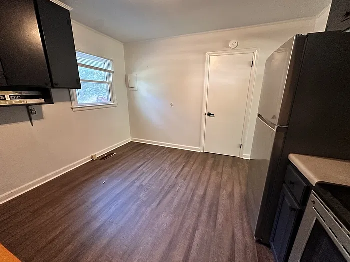 3 bed, 1.5 bath, 1431 sqft, $2,395 — Photo 4