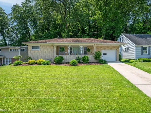 2002 Chapel Hill Dr, Youngstown, OH 44511