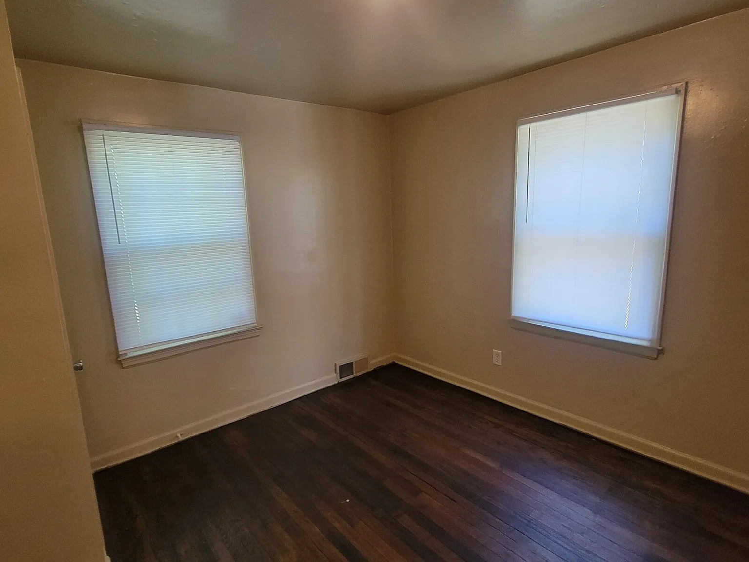 3 bed, 1.0 bath, $1,095 — Photo 2
