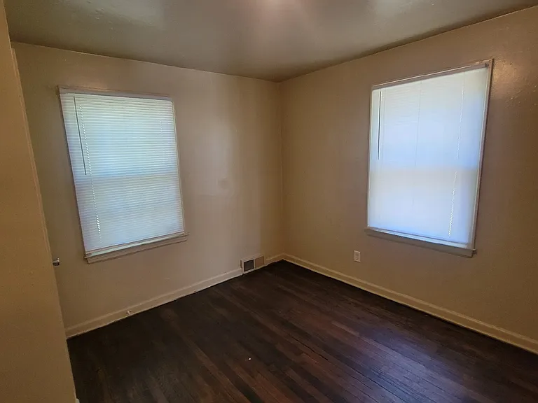 128 S Emerson Ave — Photo 2