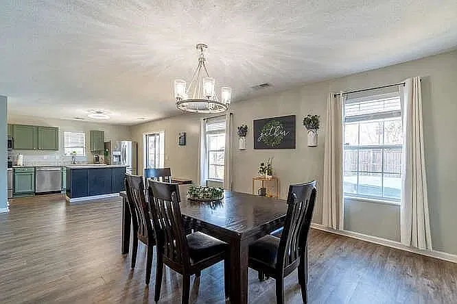4 bed, 2.5 bath, 2108 sqft, $1,900 — Photo 4