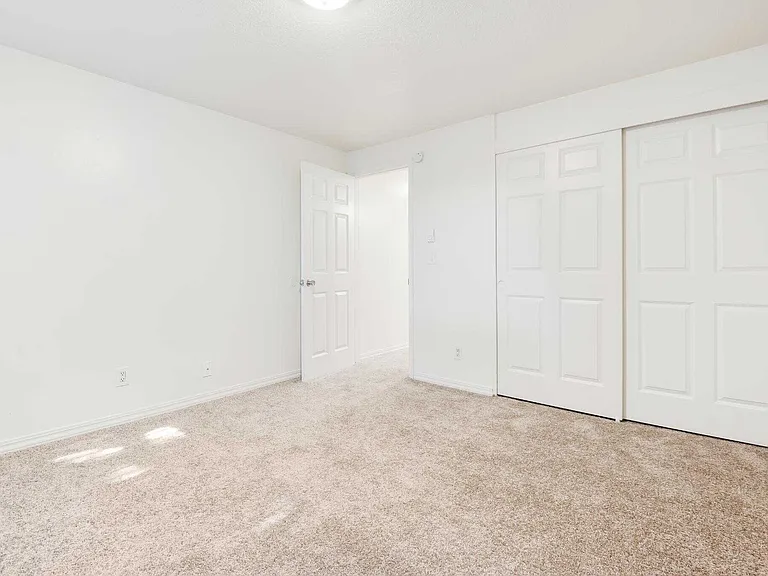 Colonial Villa Apartments — Photo 7