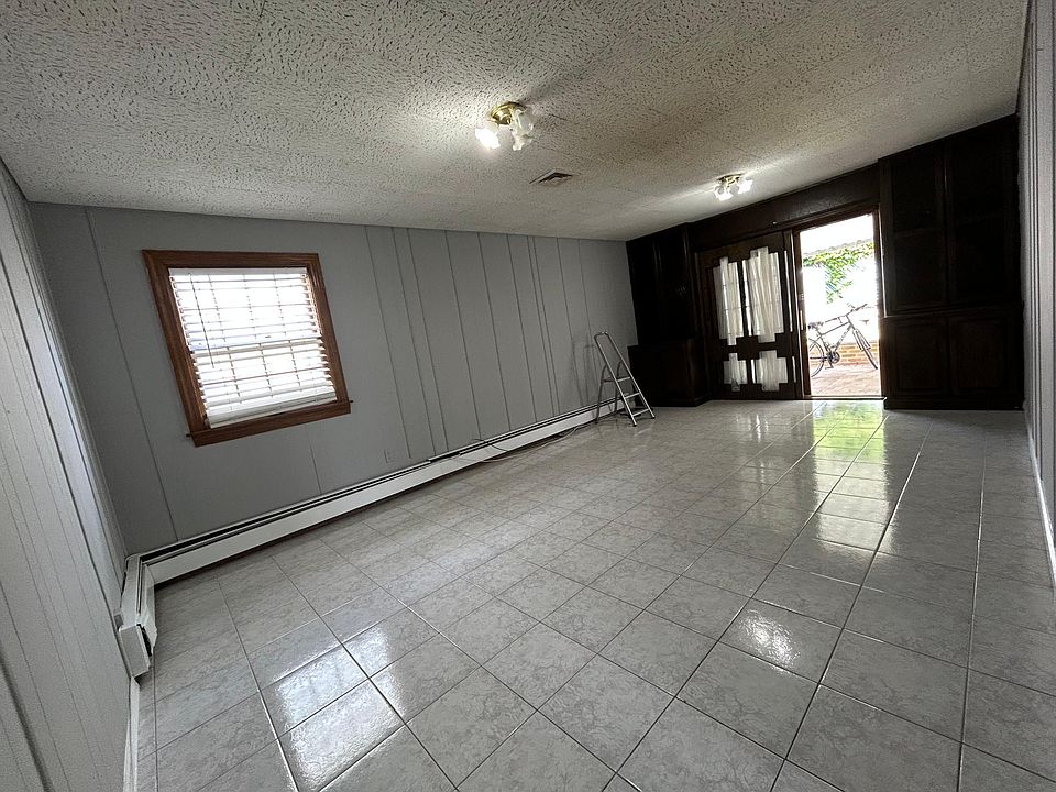 1st image of 133 Durant Ave #1A