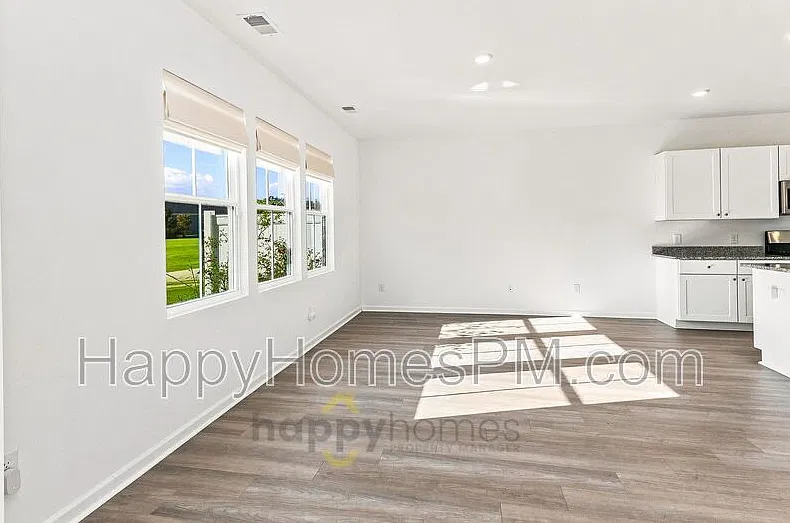 3 bed, 2.5 bath, 2400 sqft, $2,100 — Photo 2