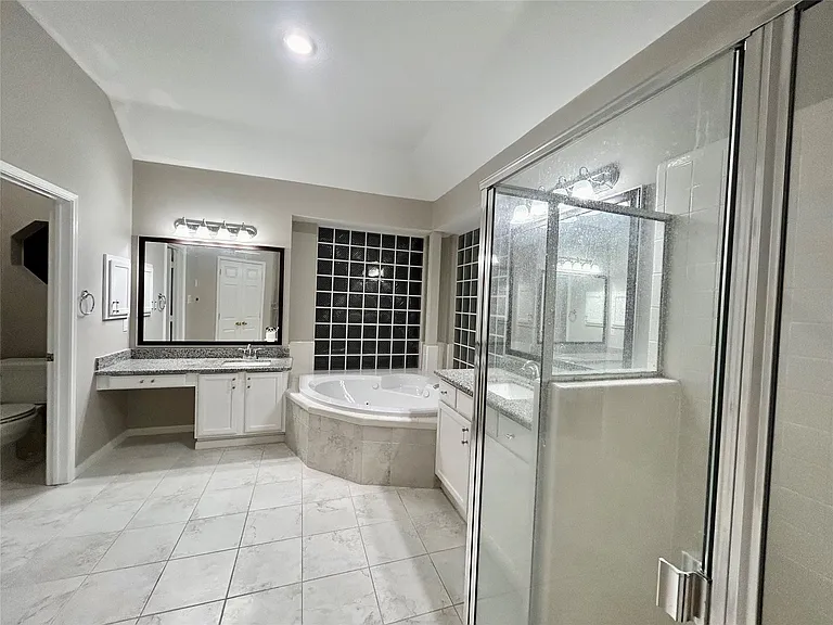 16807 Laguna Springs Dr — Photo 34