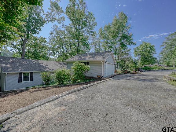 2nd image of 1219 Chateau Ln