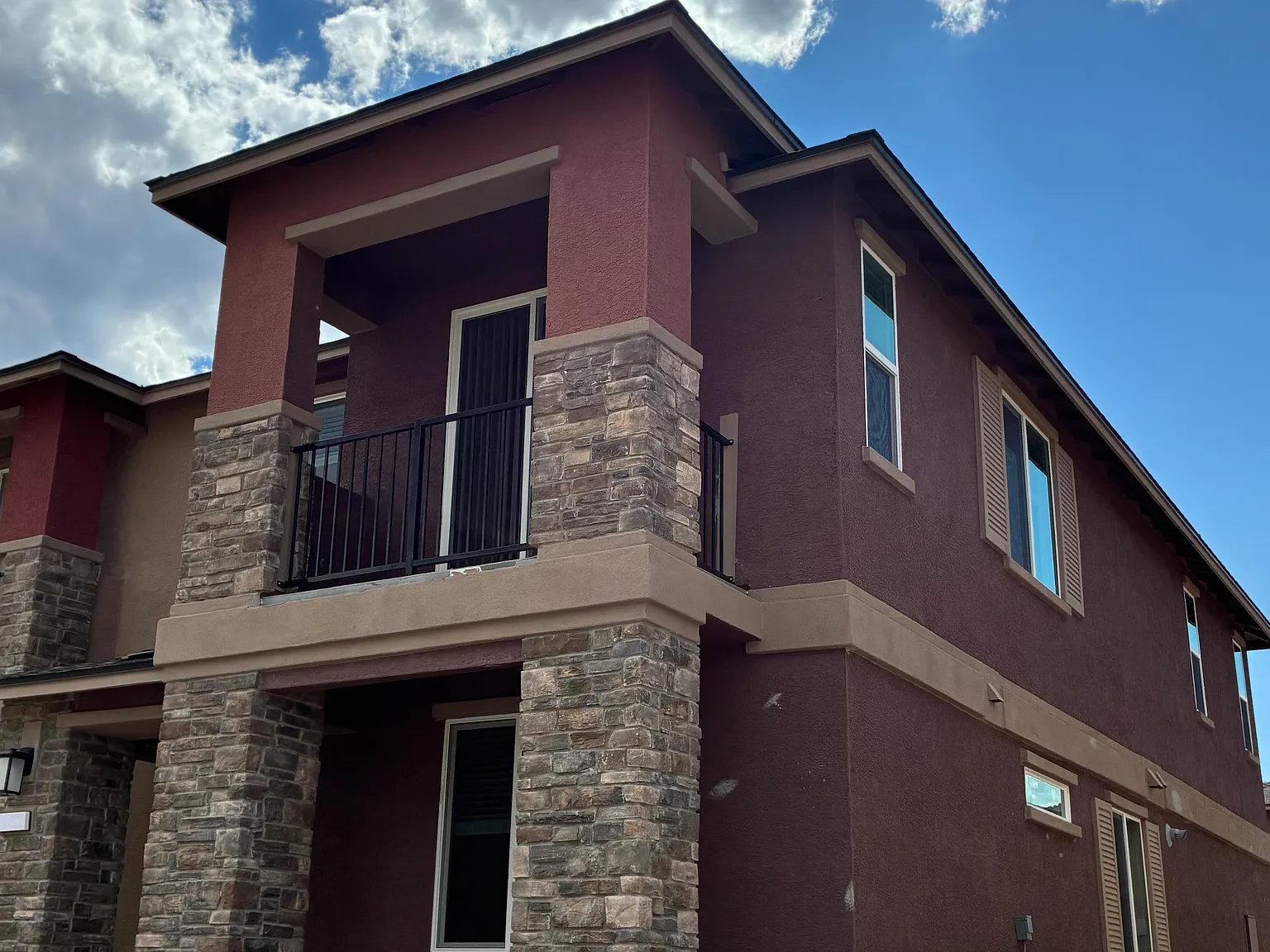 3 bed, 2.5 bath, 1421 sqft, $2,300 — Photo 1