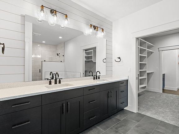 4th image of 2440 W Iron Coop St #1