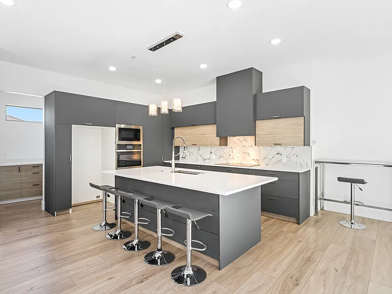 Kitchen & Butlers Pantry