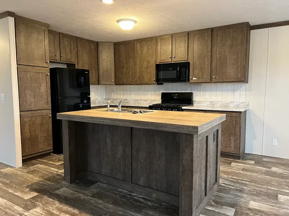 140 Oak Ave, Highland, MI