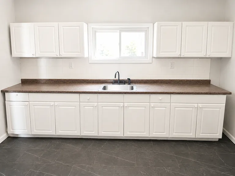 381 Leslie St #1R — Photo 7