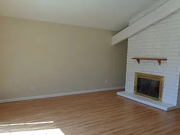 1266 Hartford Cir — Photo 3
