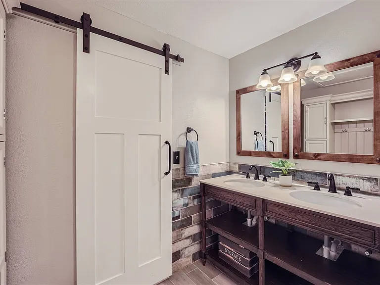 621 Devinney Ct — Photo 10