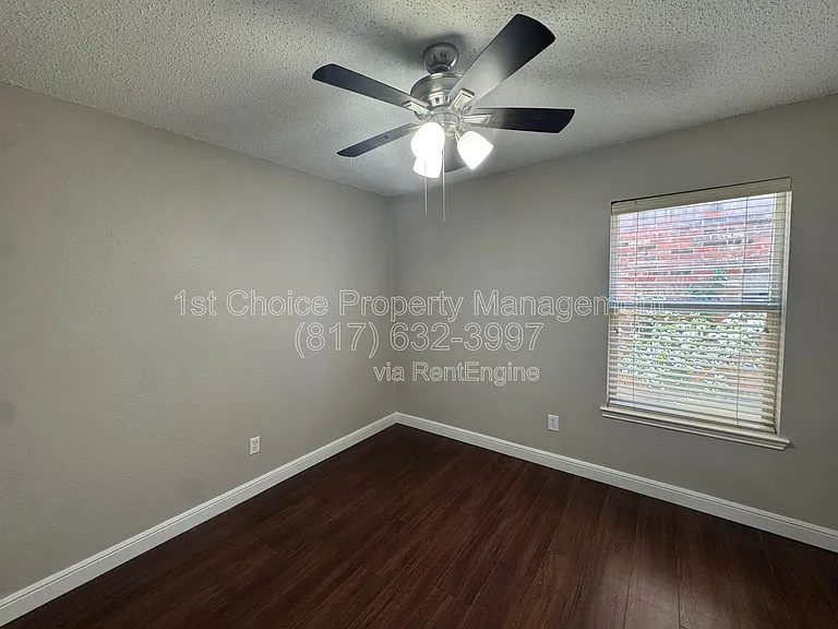 304 E Clover Park Dr — Photo 10