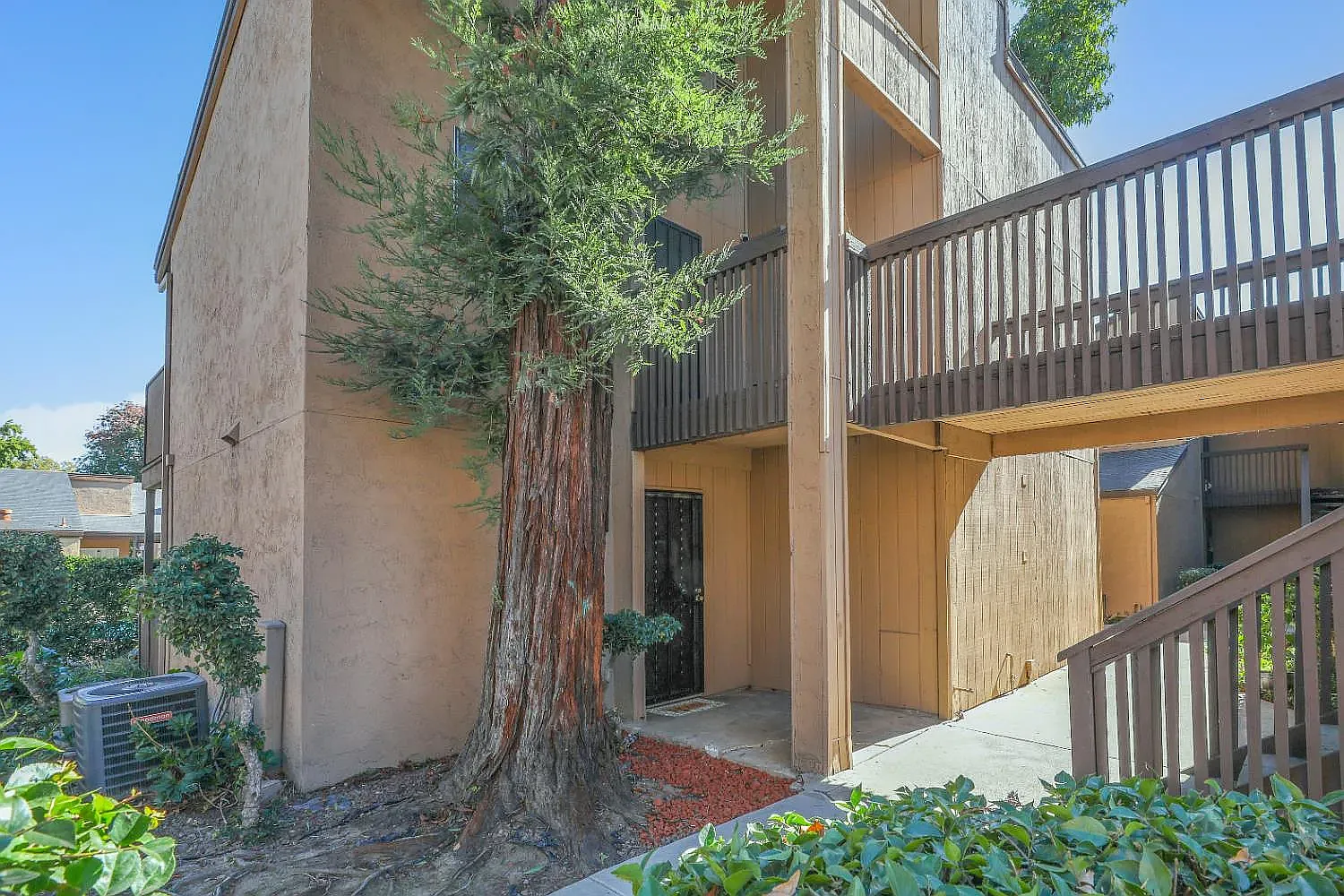 2 bed, 661 sqft, $1,700 — Photo 1