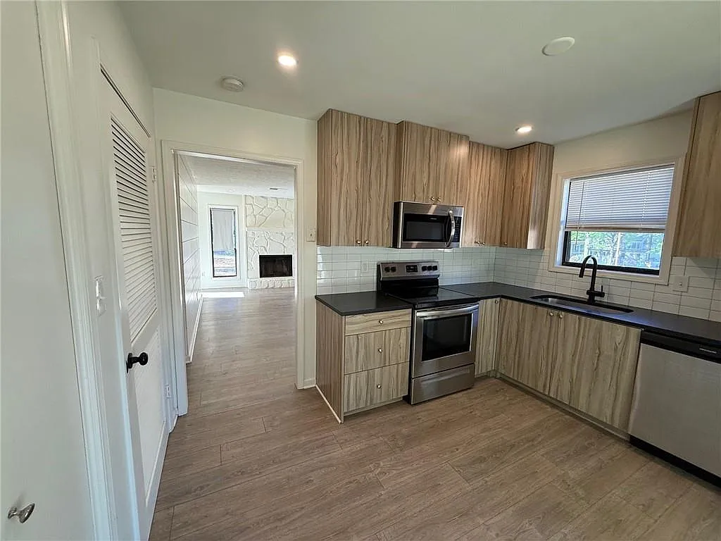 2 bed, 1.5 bath, $1,850 — Photo 4