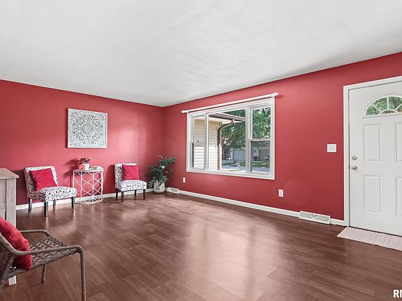 3rd image of 19 Barbara Ln