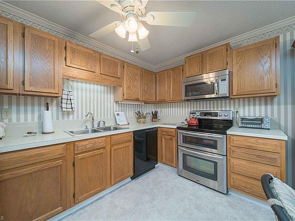 3rd image of 652 Lantern Ridge Dr