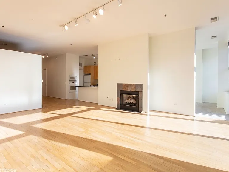130 S Canal St #722 — Photo 3