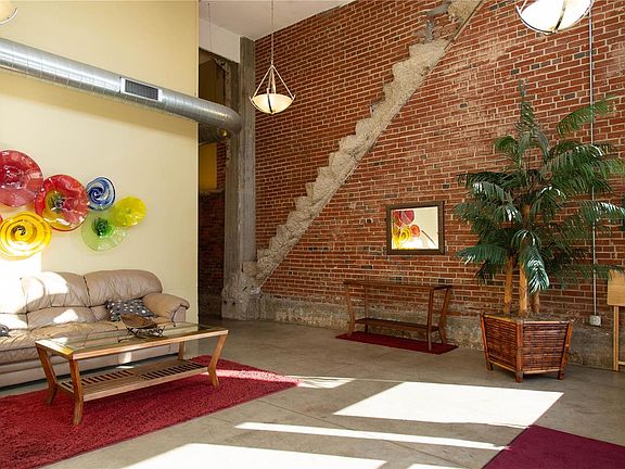 5th image of 2323 Locust Ave #407