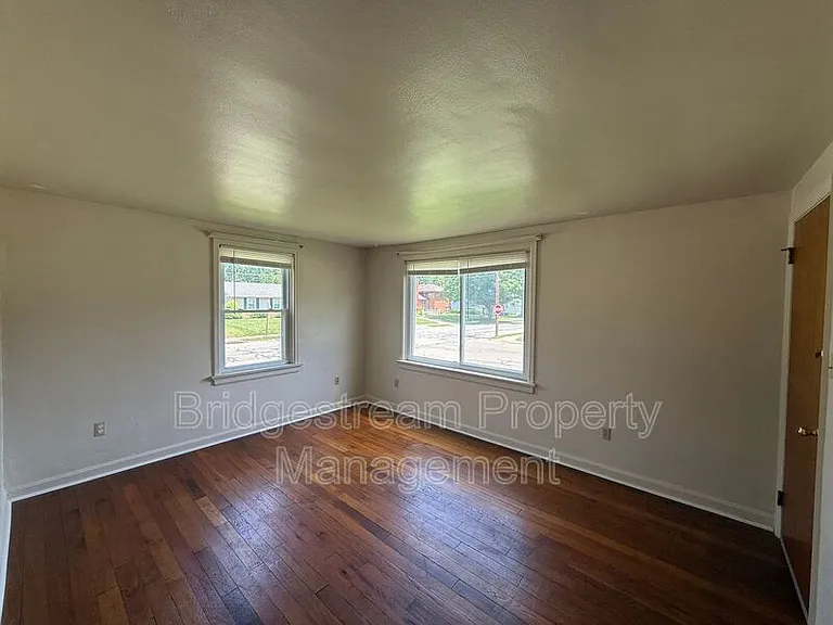 698 Smith Ave — Photo 2