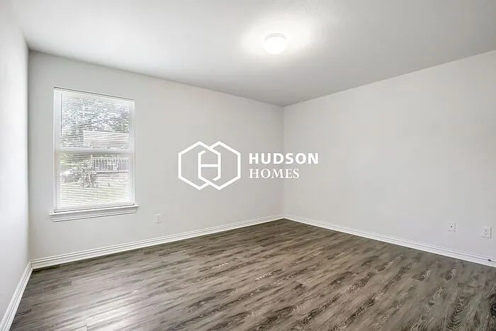 408 Jonathan St — Photo 7