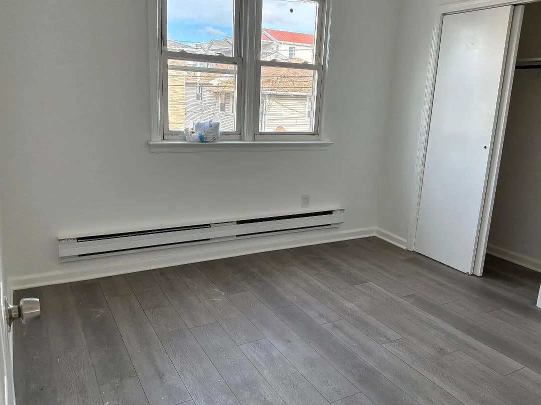 160 E Kinney St — Photo 3