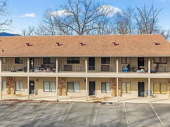 8 units in one building. This available unit is on the top floor.