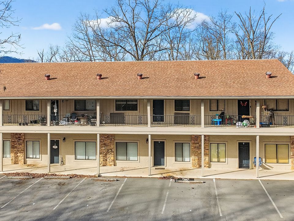 8 units in one building. This available unit is on the top floor.