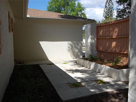 5th image of 3281 Carriage Dr