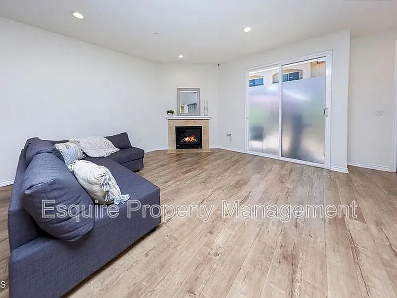 3 bed, 2.0 bath, 2010 sqft, $4,100 — Photo 4