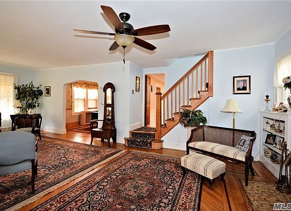 4th image of 34 Strathmore Ln