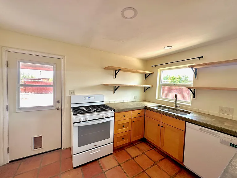 1231 N Belvedere Ave — Photo 3