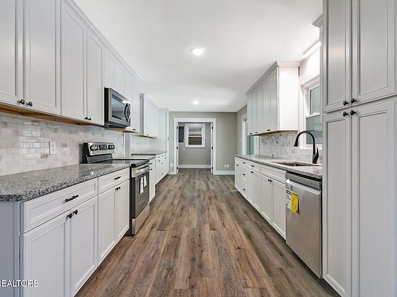 3rd image of 280 Glenwood Cir