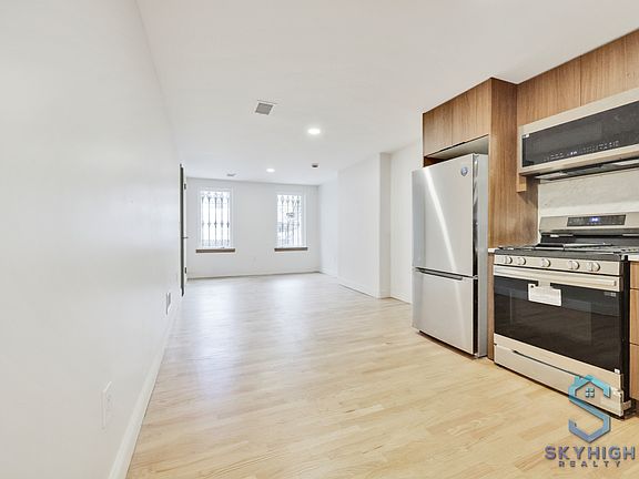 4th image of 594 Van Buren St #1A