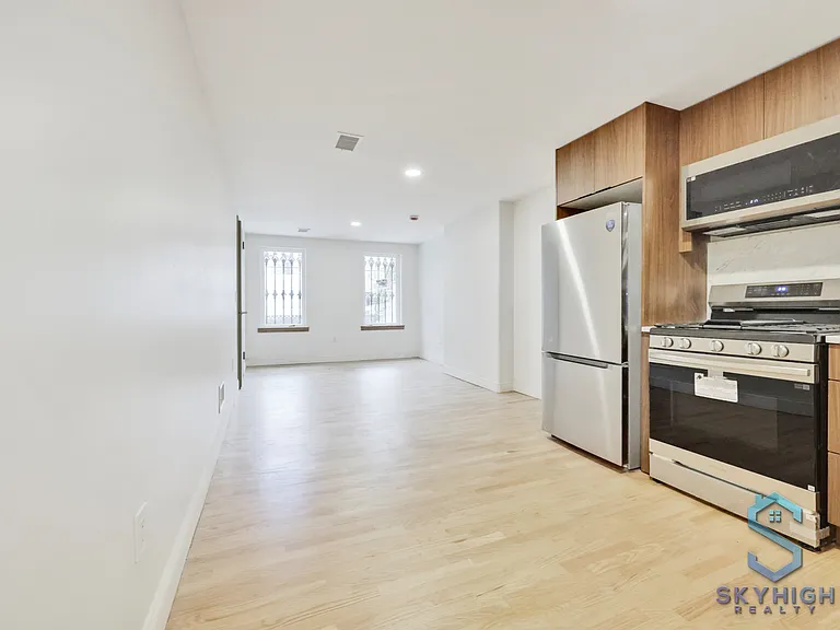 594 Van Buren St #1B — Photo 6