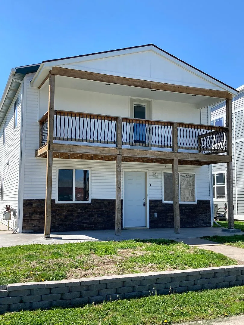 2225 R St — Photo 2