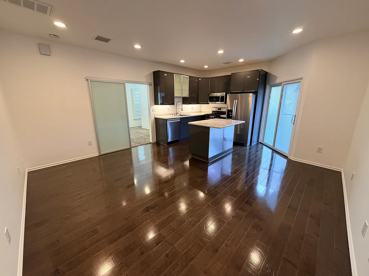 1 bed, 700 sqft, $2,450 — Photo 3