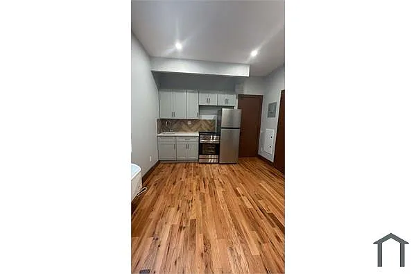 Building Photo - 727 E 215th St #2D