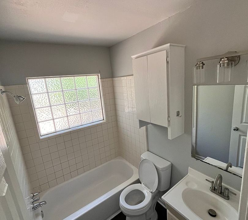 1st image of 910 SW 7th St #1