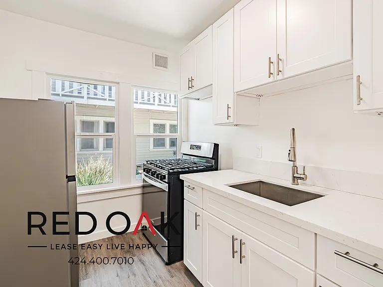 1559 N Hill Ave #8 — Photo 2