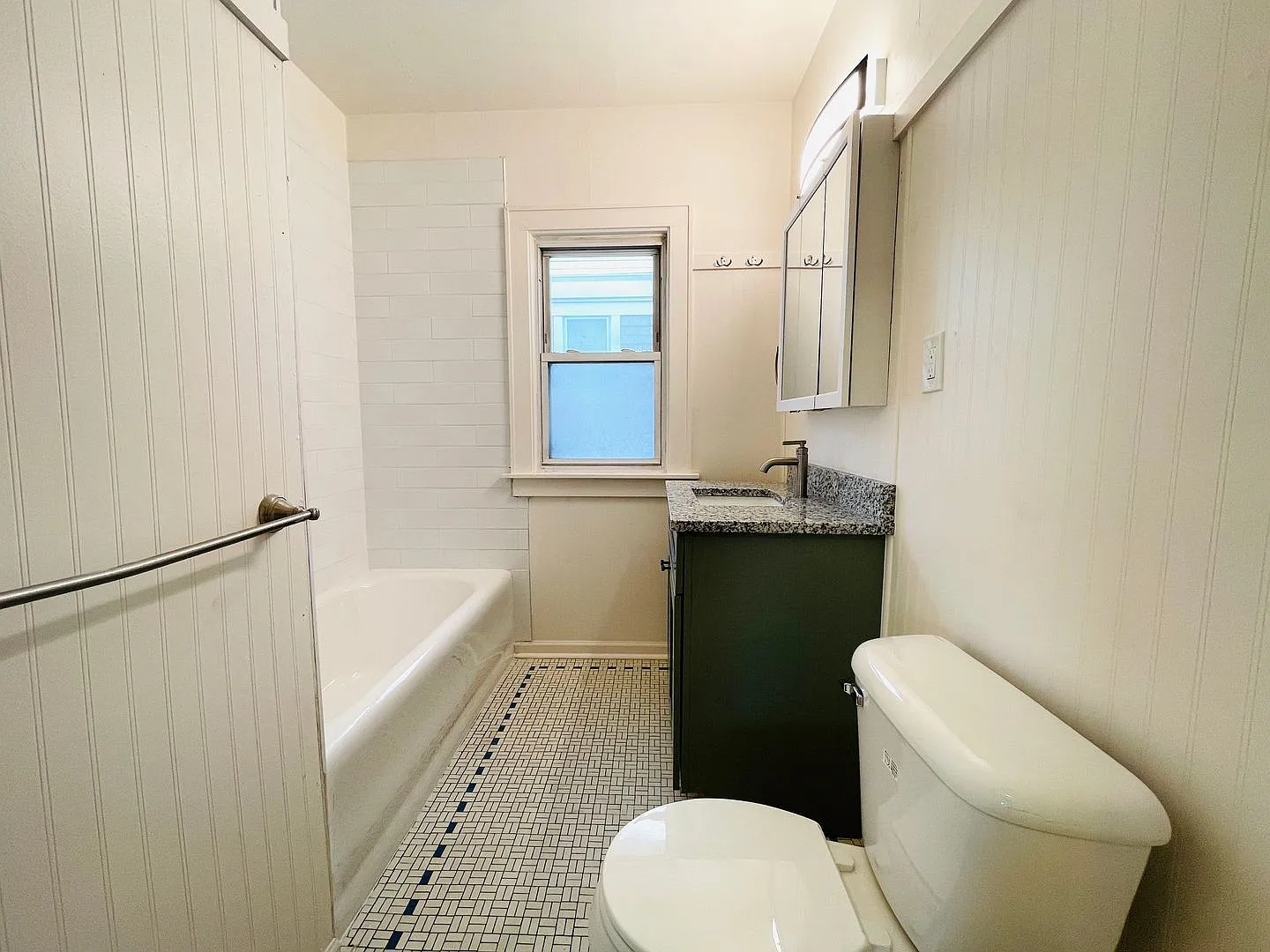 3 bed, 1.0 bath, 1498 sqft, $1,498 — Photo 3