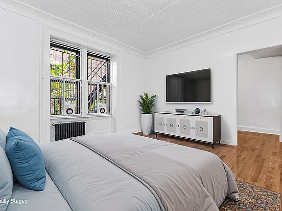 2nd image of 11 Abingdon Sq APT 3