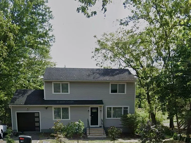 121 Walnut St — Photo 2
