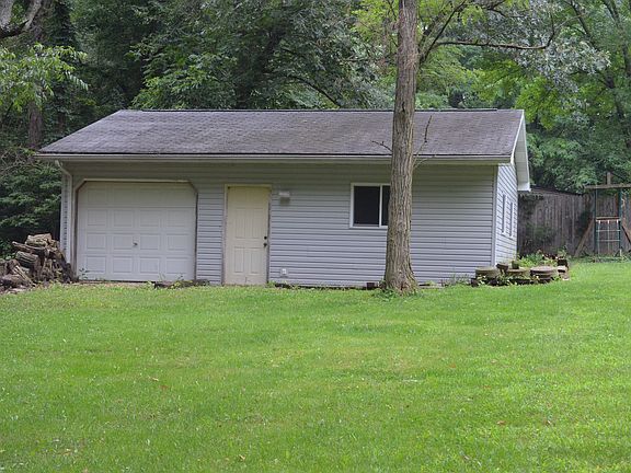 outbuilding 24' x 30' w/elec