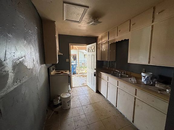 2nd image of 913 N 7th St